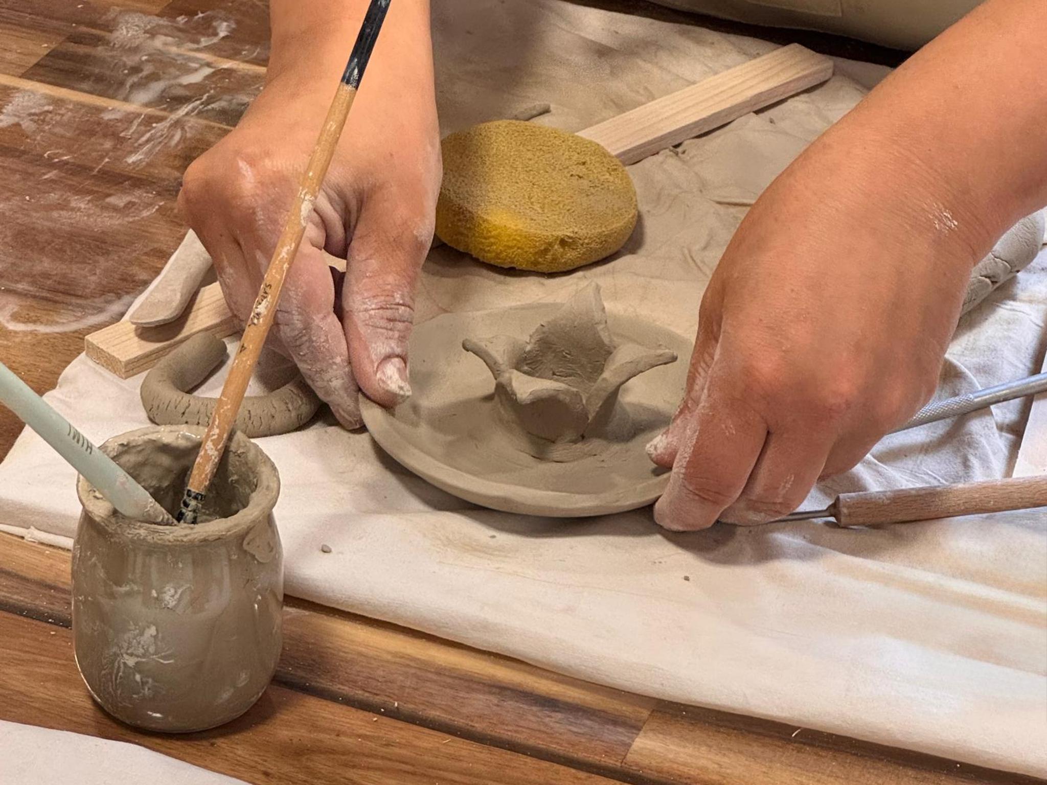 Experiencia de verano: modelado a mano - clase de cerámica bizcocho.art Gijón