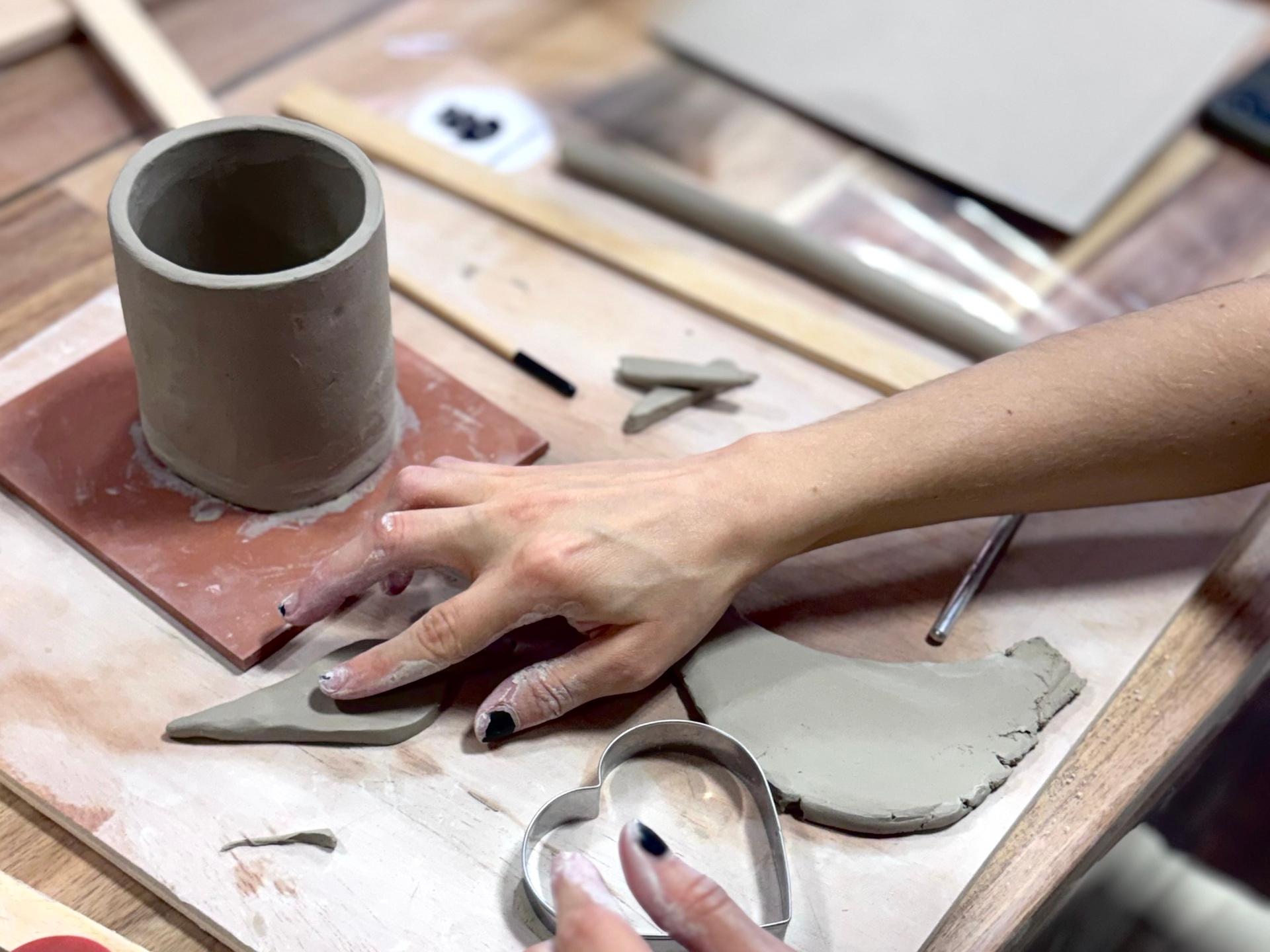 Crea tu nueva taza favorita - clase de cerámica bizcocho.art Gijón
