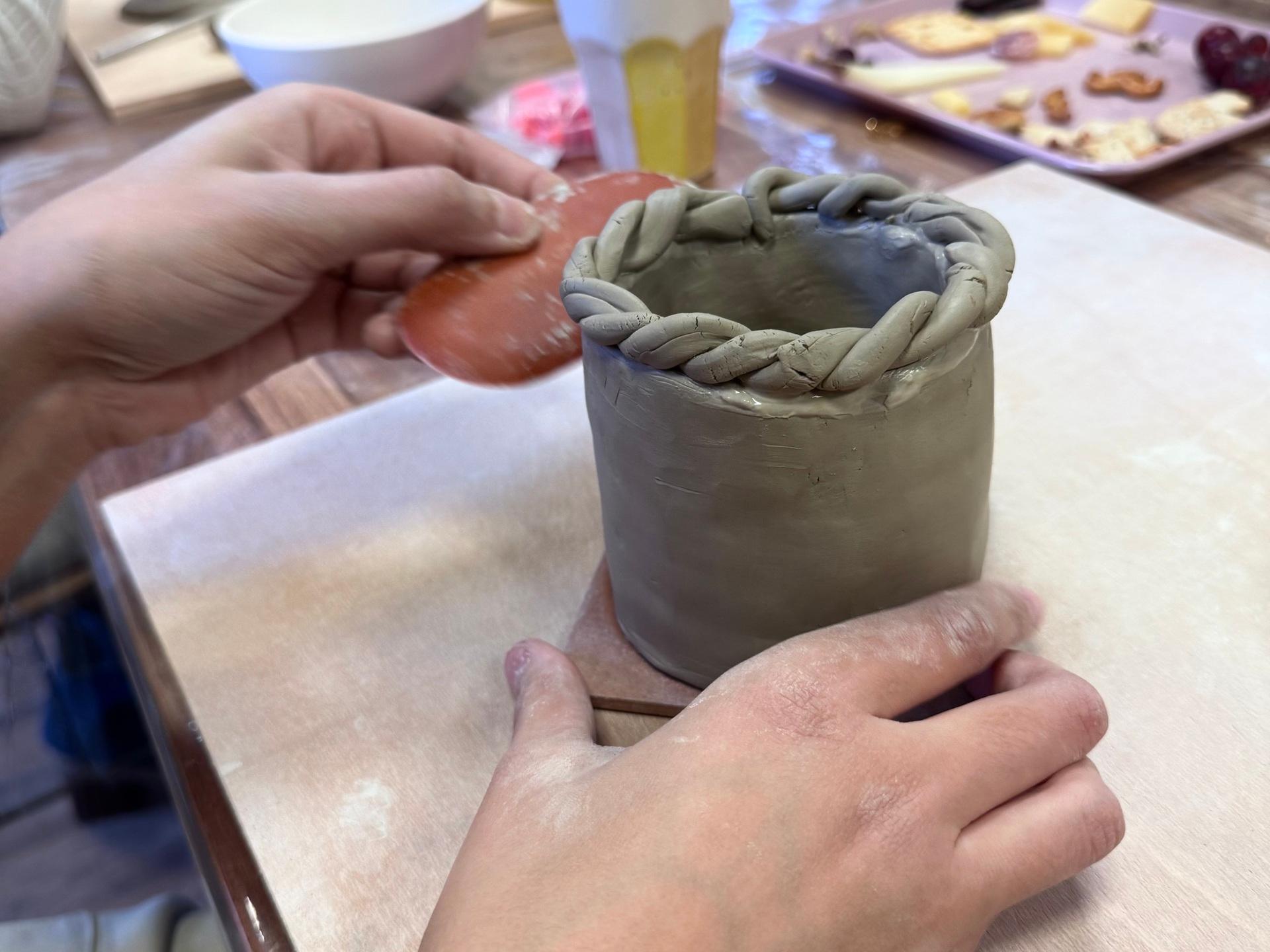 Crea tu nueva taza favorita - clase de cerámica bizcocho.art Gijón