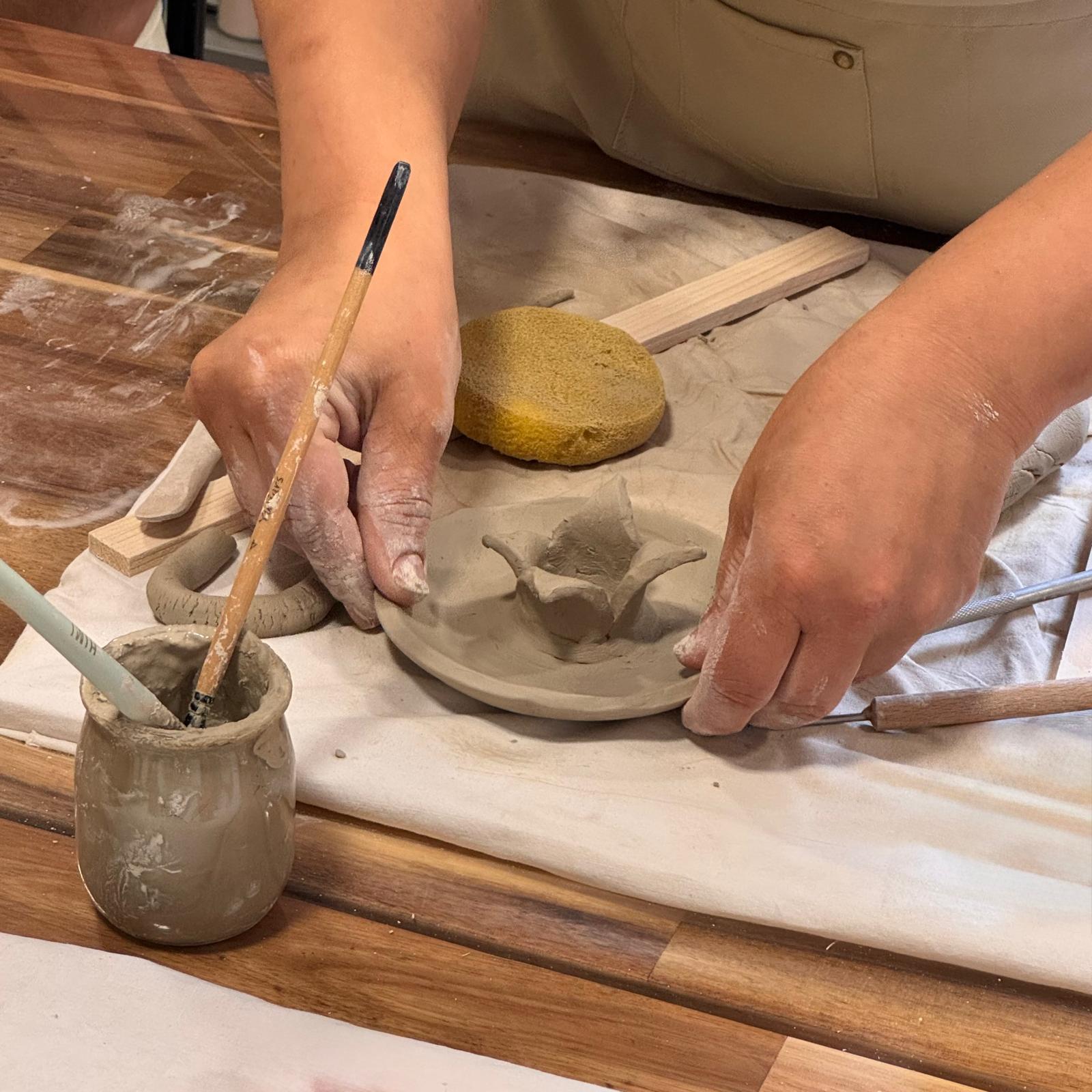 Experiencia de verano: modelado a mano - taller de cerámica en Gijón